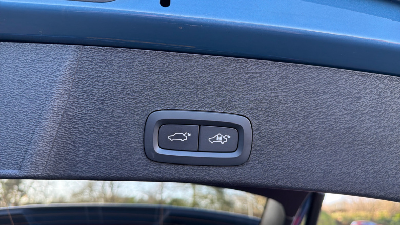 Volvo XC40 2.0 B3P Ultra Dark 5dr Auto Petrol Estate